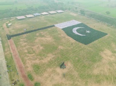 pakistan breaks world record for largest human flag
