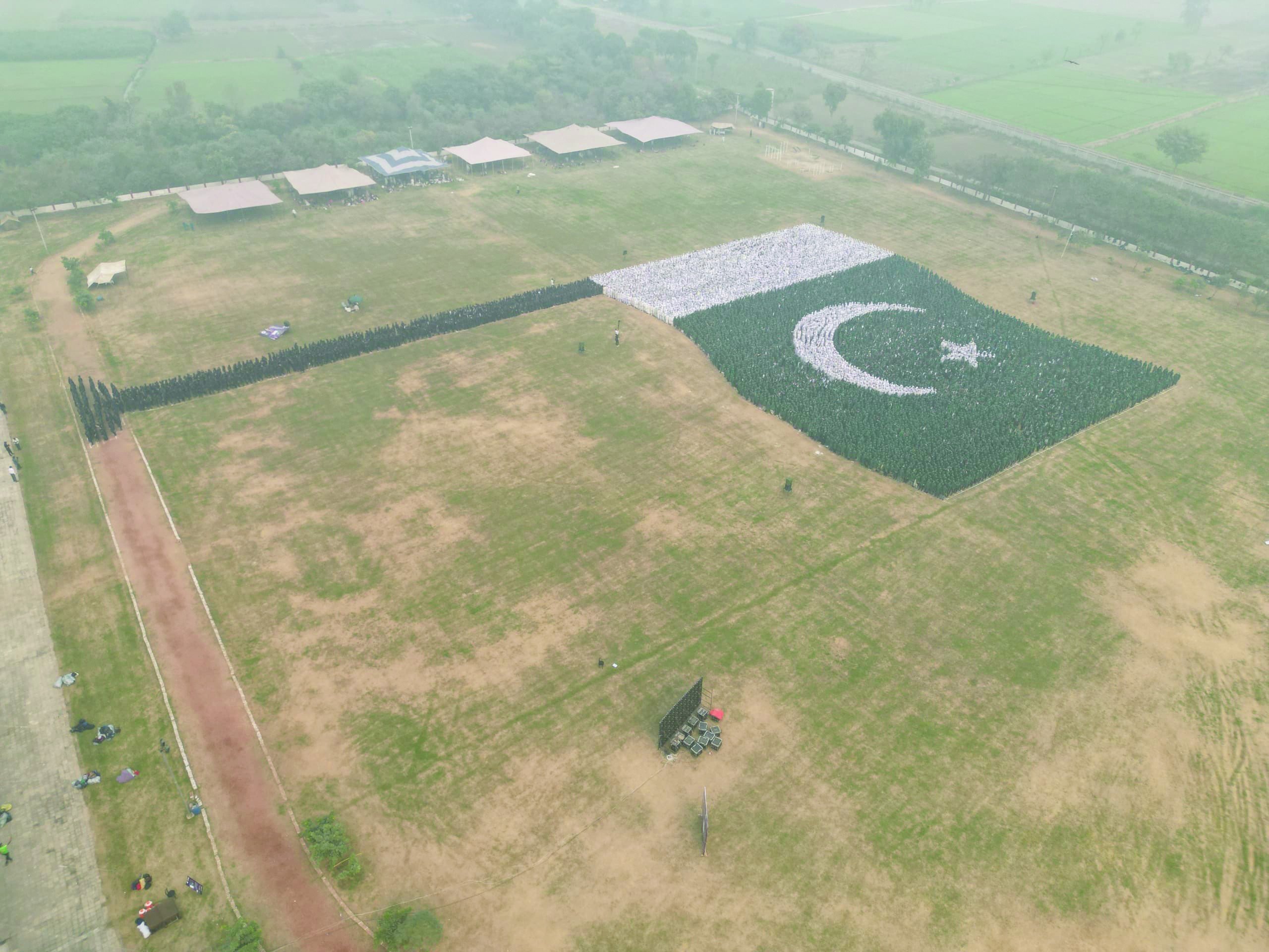 pakistan breaks world record for largest human flag