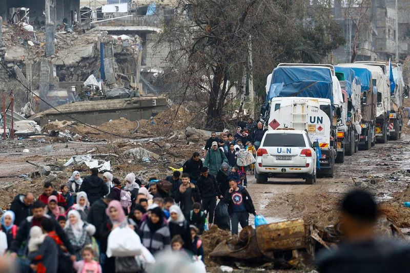 Palestinians fleeing north Gaza move southward as trucks carrying aid and fuel head towards north Gaza, near Gaza City, November 27, 2023. PHOTO: REUTERS