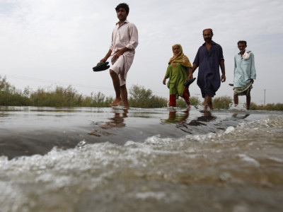 floods move south threat continues