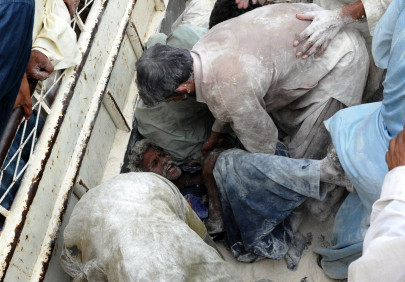 flood victims loot relief truck in sajawal