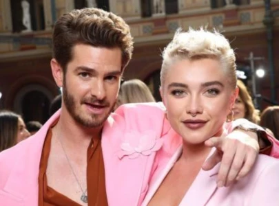 andrew garfield opens up about building chemistry with florence pugh in we live in time