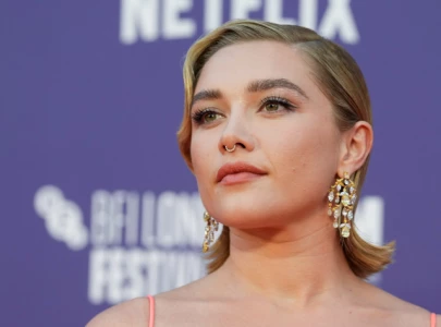 florence pugh confuses fans with vacation photos amid boyfriend speculation