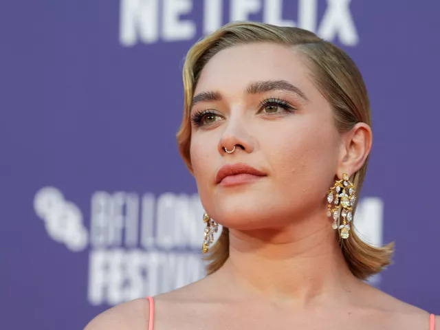 florence pugh confuses fans with vacation photos amid boyfriend speculation florence pugh confuses fans with vacation photos amid boyfriend speculation