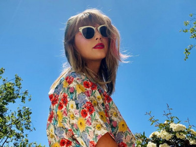 taylor swift snags top spot on billboard charts