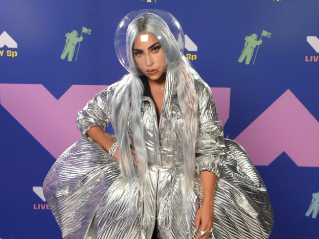 fashion round up who wore what at the vmas 2020