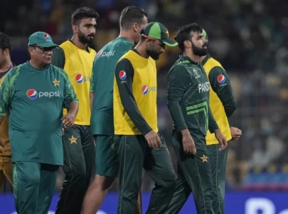 umar gul accuses shadab khan of making injury excuse
