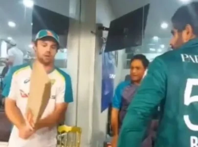 video of babar gifting his bat to travis head goes viral during wtc final