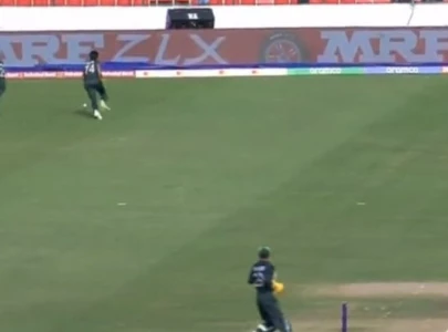 watch fielding gaffe babar grooves ali s foot save dil dil pakistan in india