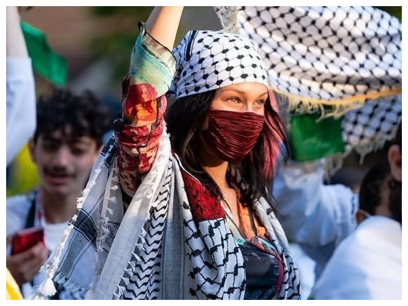 Gregory on X: Bella Hadid standing & demonstrating in #Brooklyn #NY  wearing her keffiyeh & proudly carrying aloft the Flag of her Homeland  of #Palestine in solidarity with all those under siege