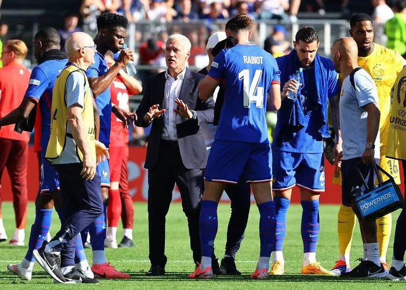 france s aurelien tchouameni coach didier deschamps and adrien rabiot during a drinks break photo reuters france s aurelien tchouameni coach didier deschamps and adrien rabiot during a drinks break photo reuters
