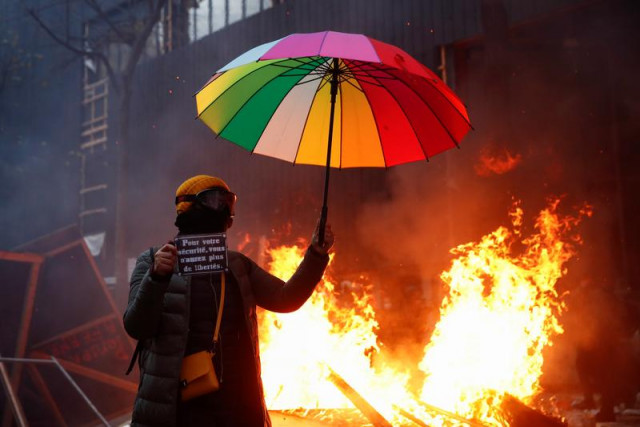 violence erupts during paris protest against marcron s security law violence erupts during paris protest against marcron s security law