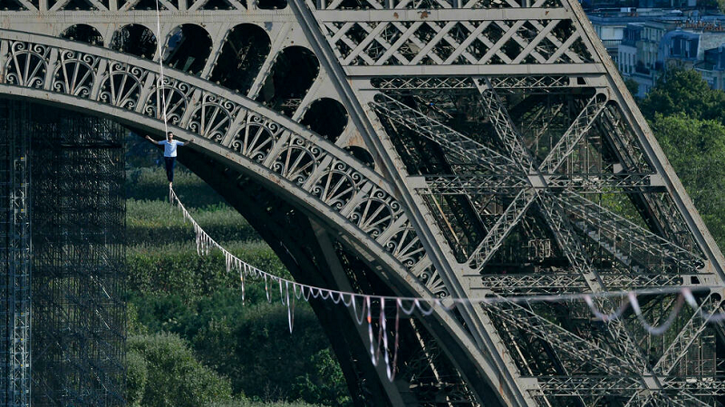 Photo of WATCH: French daredevil takes hair-raising Seine tightrope walk