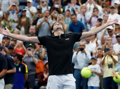 fritz rallies from slow start to defeat ruud at us open