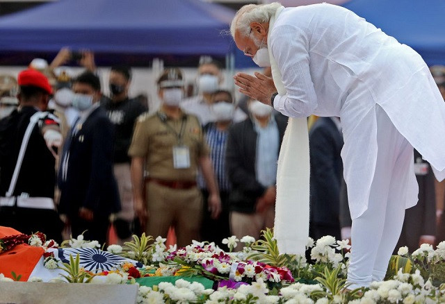 india s prime minister narendra modi pays his respects to late indian singer lata mangeshkar during her funeral at shivaji park in mumbai india february 6 2022 photo reuters