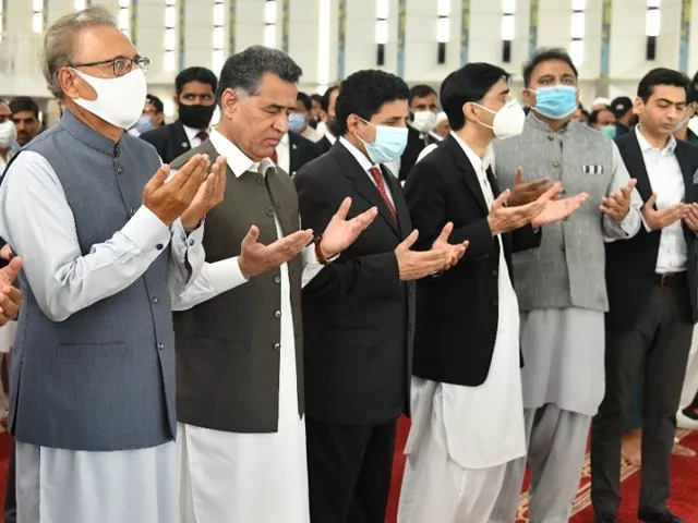 president dr arif alvi federal ministers isi dg lt gen faiz hameed and a large number of people from different walks of life offered the prayer photo express president dr arif alvi federal ministers isi dg lt gen faiz hameed and a large number of people from different walks of life offered the prayer photo express