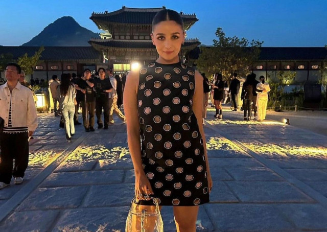 alia bhatt and her transparent bag takes spotlight at gucci fashion show