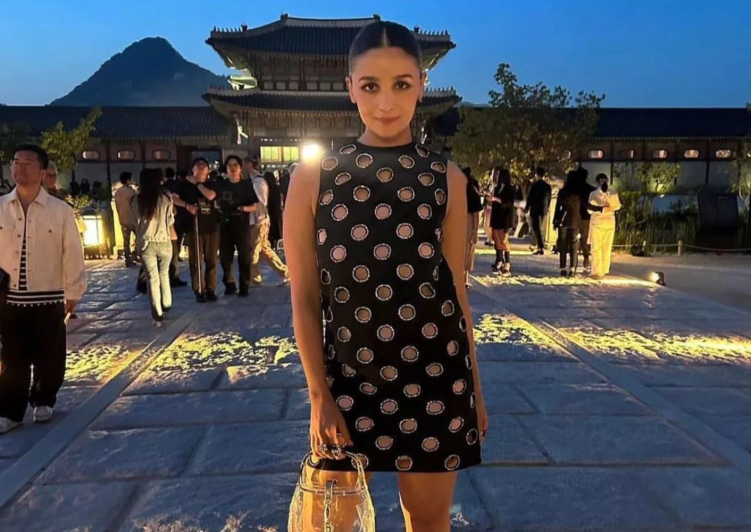 alia bhatt and her transparent bag takes spotlight at gucci fashion show alia bhatt and her transparent bag takes spotlight at gucci fashion show