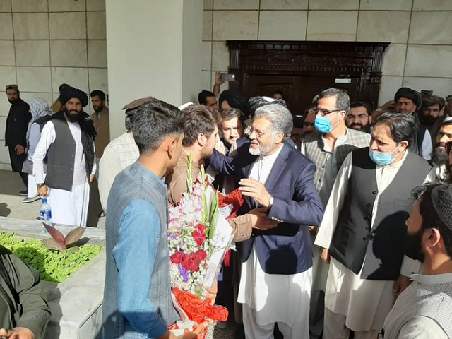 Photo of Former Afghan minister returns to Kabul at Taliban invitation