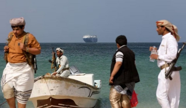 houthis target bulk carrier us destroyers in red sea