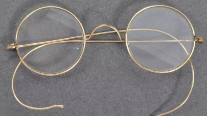 gandhi s iconic glasses sell for 340 000 in uk