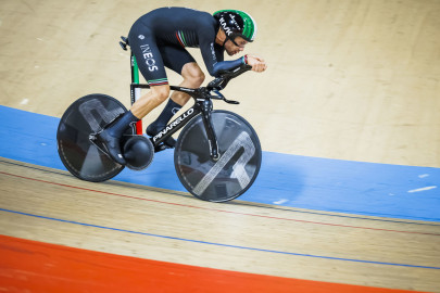 ganna powers to cycling world one hour record