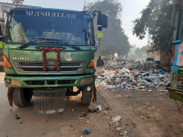 capital struggles with heaps of garbage