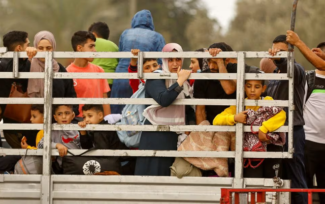 palestinians flee north gaza to move southward as israeli tanks roll deeper into the enclave amid the ongoing conflict between israel and hamas in the central gaza strip november 12 2023 photo reuters