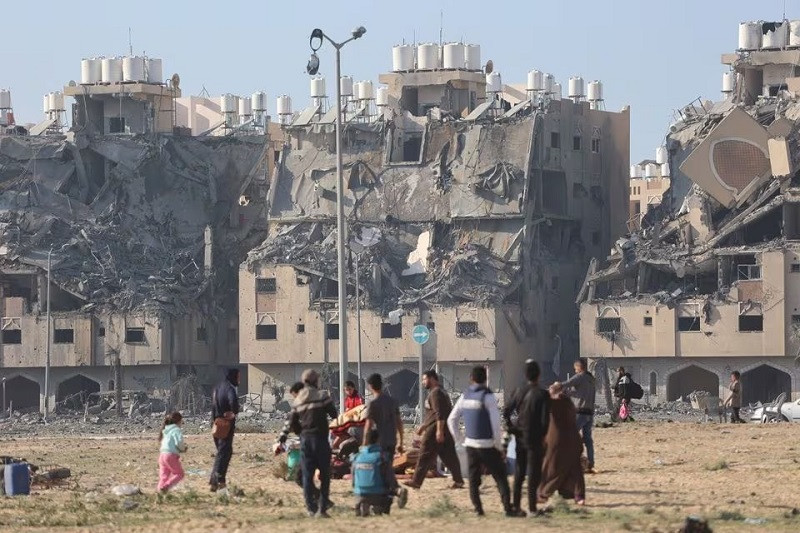 palestinians carry their belongings following israeli strikes on buildings at the hamad city in khan younis in the southern gaza strip december 2 2023 photo reuters
