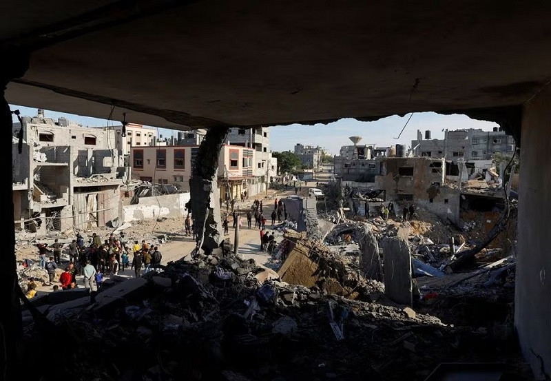 Palestinians gather at the site of an Israeli strike in Rafah, in the southern Gaza Strip, December 4, 2023. PHOTO: REUTERS