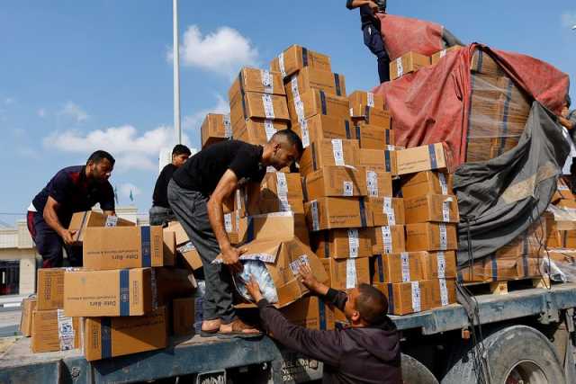 palestinians reload a truck with aid that fell from the vehicle in rafah in the southern gaza strip november 2 2023 photo reuters palestinians reload a truck with aid that fell from the vehicle in rafah in the southern gaza strip november 2 2023 photo reuters