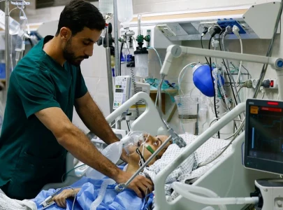 gaza surgeons operate in corridors as israeli bombs fill hospitals gaza surgeons operate in corridors as israeli bombs fill hospitals