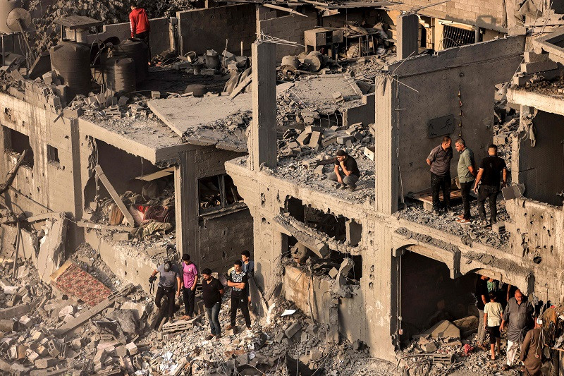 people search for survivors and the bodies of victims in khan yunis in the southern gaza strip on october 25 2023 photo afp