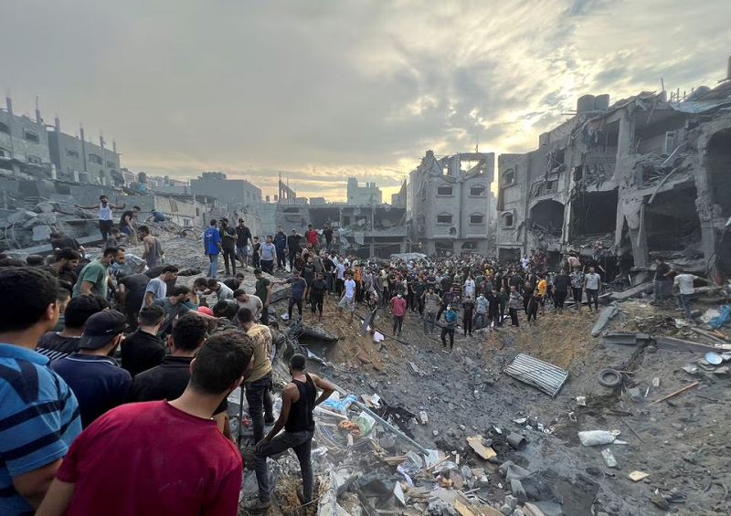 Palestinians search for casualties at the site of Israeli strikes on houses in Jabalia refugee camp in the northern Gaza Strip, October 31, 2023. PHOTO: REUTERS