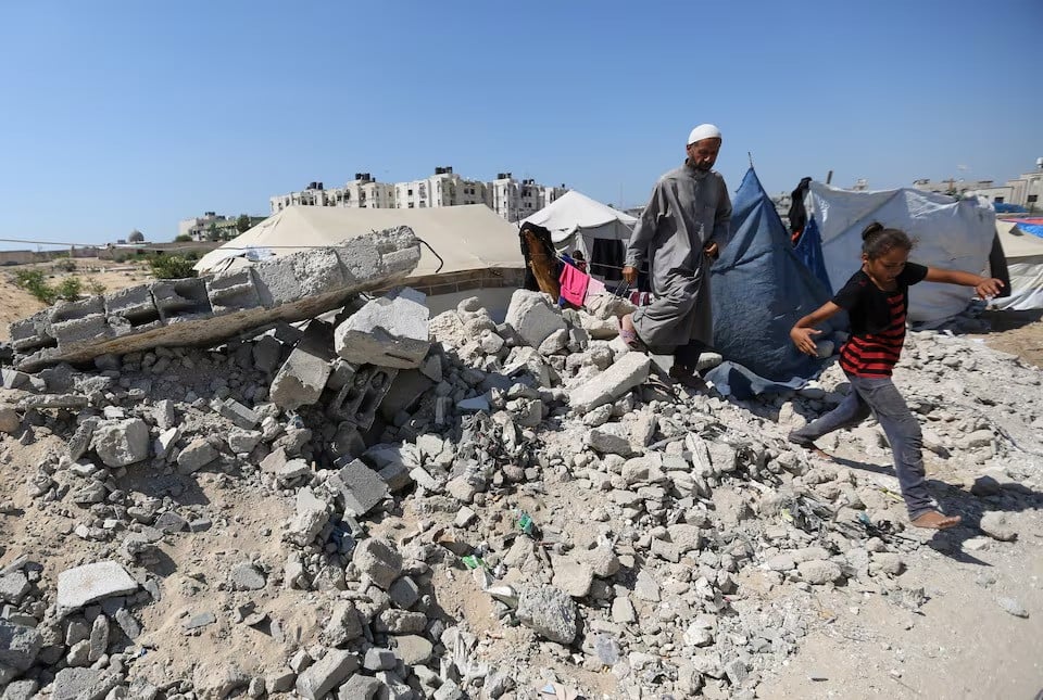 displaced palestinians shelter in a cemetery as gaza health ministry announced that death toll has surpassed 40 000 amid the israel hamas conflict in khan younis in the southern gaza strip on august 15 2024 photo reuters