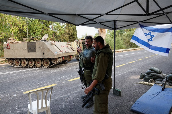 sraeli soldiers man a checkpoint near the border with Lebanon in northern Israel. PHOTO: Reuters