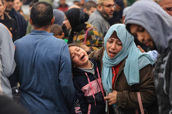 palestinians mourn the death of loved ones following israeli bombardment in the southern gaza strip photo afp
