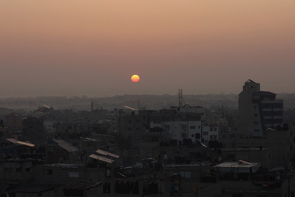 the sun rises above rafah in the southern gaza strip on january 1 2024 amid ongoing battles between resistance group hamas and the invading israeli forces photo afp