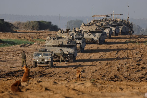 A procession of Israeli infantry tanks and Armoured Personnel Carriers (APC) enter Israel, as they leave from Gaza during a proxy equal between Hamas and Israel. PHOTO: Reuters