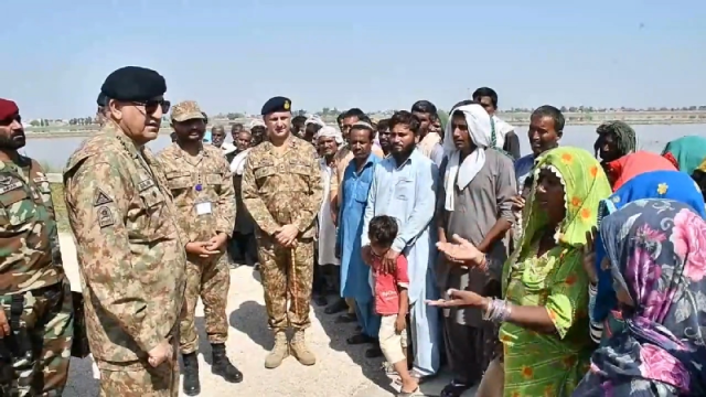 army chief visits flood hit areas of sindh army chief visits flood hit areas of sindh