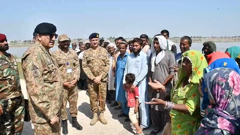 chief of army staff general qamar javed bajwa is interacting with the flood affected people in sindh photo ispr