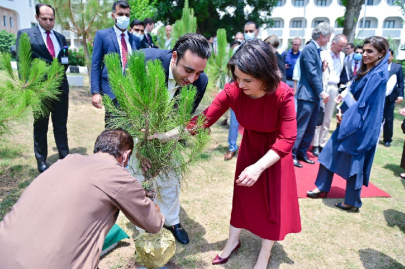 german fm cuts trip short after positive covid test