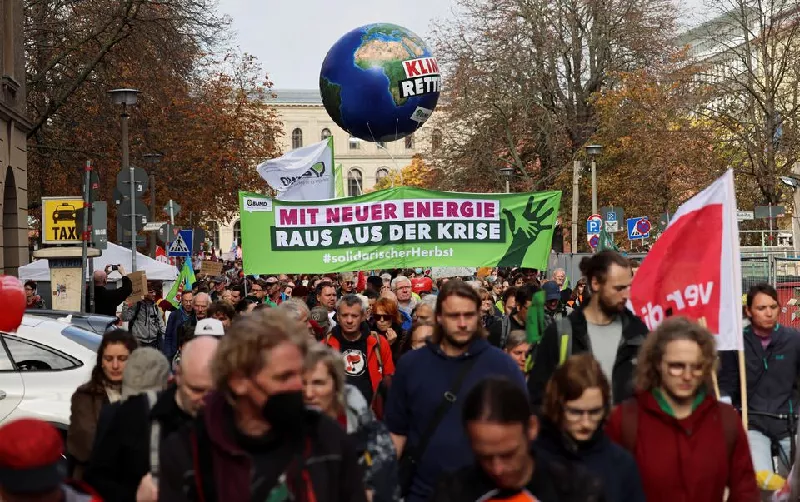 demonstrators take part in a protest to promote energy independence from russia amid skyrocketing energy prices in berlin germany october 22 2022 photo reuters demonstrators take part in a protest to promote energy independence from russia amid skyrocketing energy prices in berlin germany october 22 2022 photo reuters