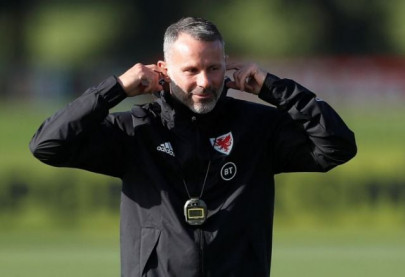 giggs boosts chances of becoming man united manager says hughes giggs boosts chances of becoming man united manager says hughes