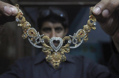 gold reaches new peak at rs40 714