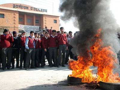 gordon college protesting students lock up principal