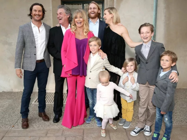 goldie hawn says it would be so fun and so crazy to work on a film with her well known family goldie hawn says it would be so fun and so crazy to work on a film with her well known family