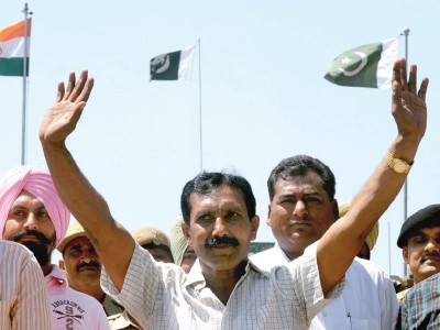 free at last indian prisoner released after 27 years crosses wagah