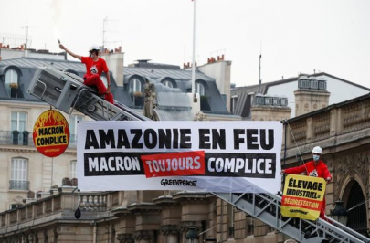 greenpeace activists protest outside french presidential palace greenpeace activists protest outside french presidential palace