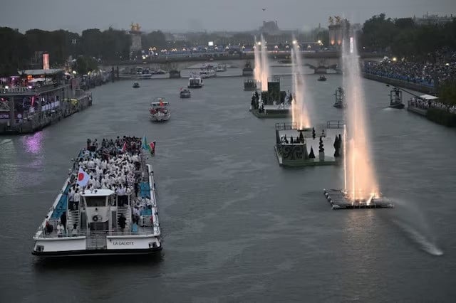 boats carrying members of delegations sail along the seine during the opening ceremony of the paris 2024 olympic games on july 26 2024 photo reuters